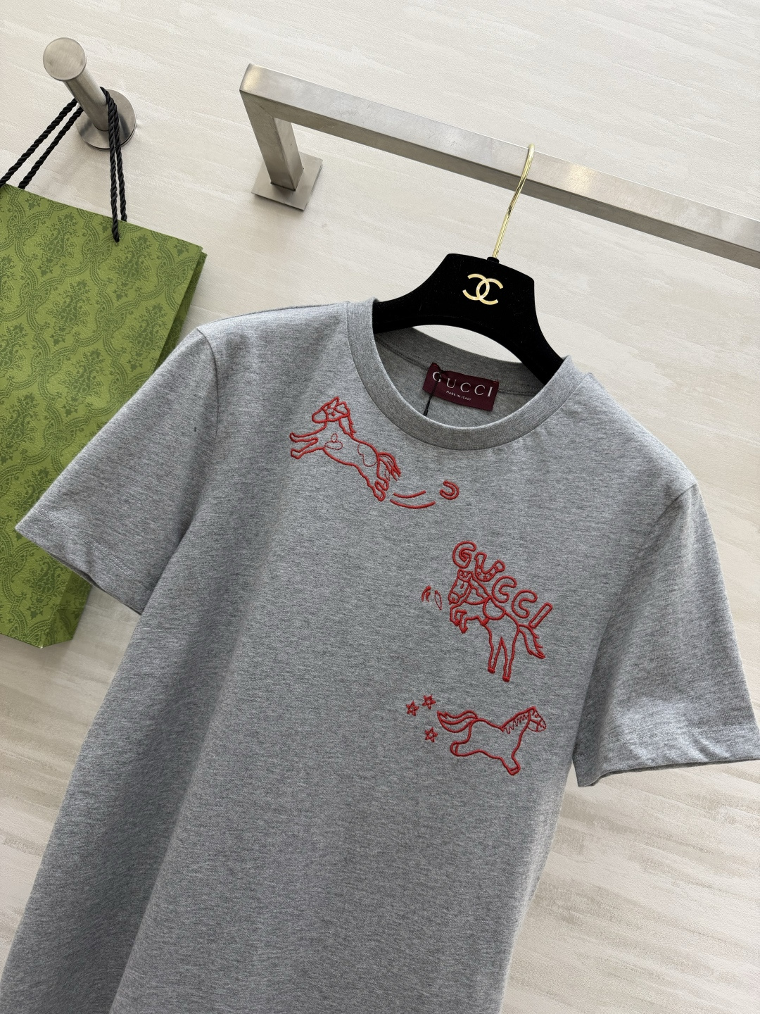 🐎 马年专属限定｜Gucc♡²⁶春夏新款 生肖系列短袖T恤 红金刺绣线条勾勒灵动小马 是马年开运的绝佳战