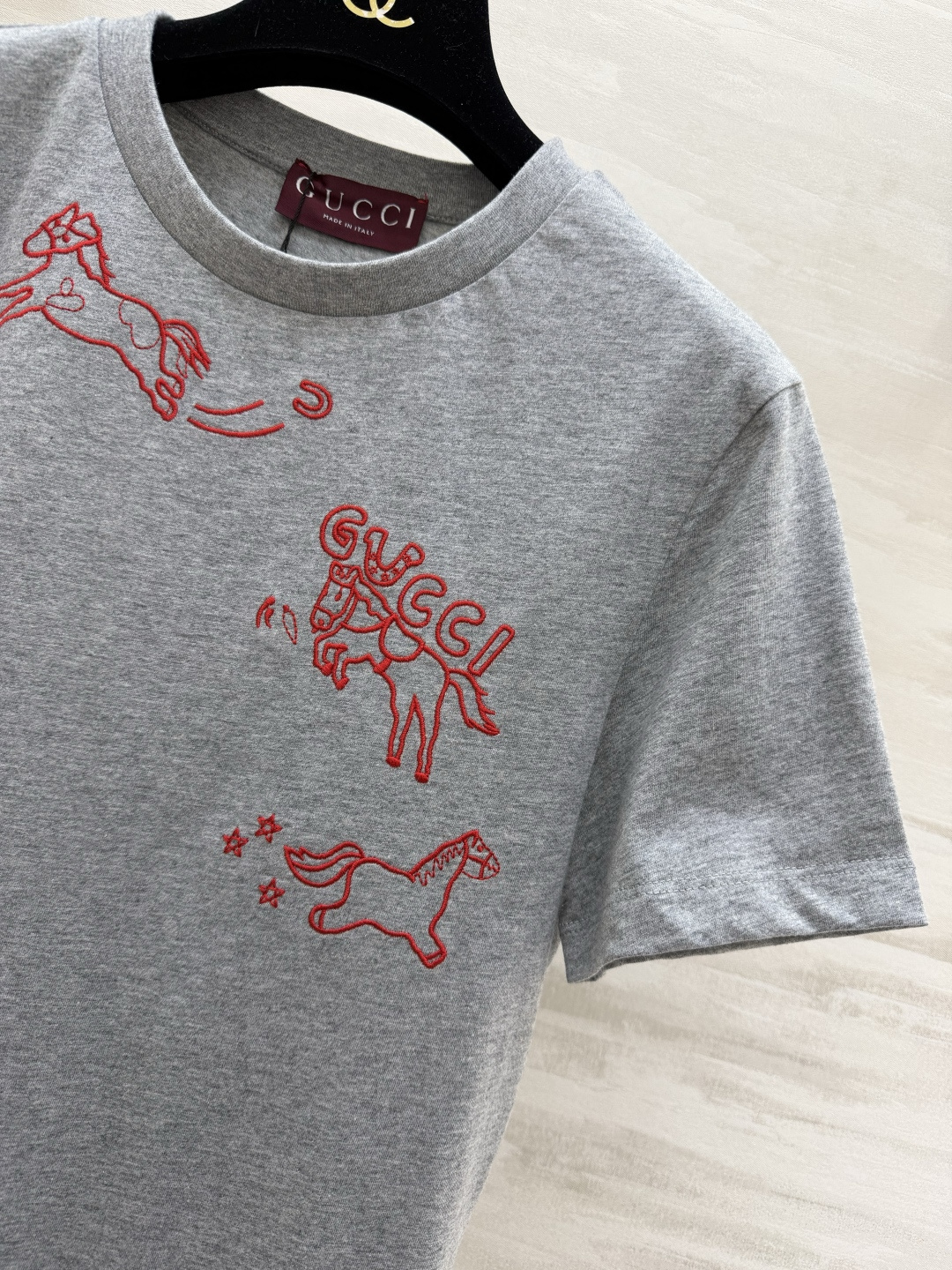 🐎 马年专属限定｜Gucc♡²⁶春夏新款 生肖系列短袖T恤 红金刺绣线条勾勒灵动小马 是马年开运的绝佳战