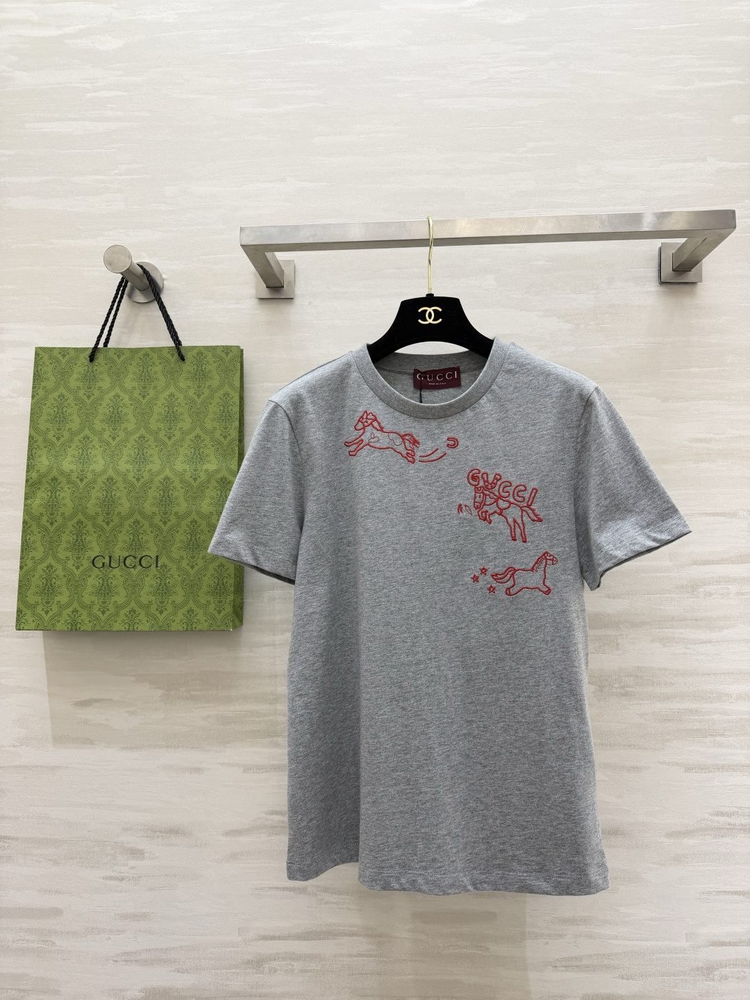 🐎 马年专属限定｜Gucc♡²⁶春夏新款 生肖系列短袖T恤 红金刺绣线条勾勒灵动小马 是马年开运的绝佳战