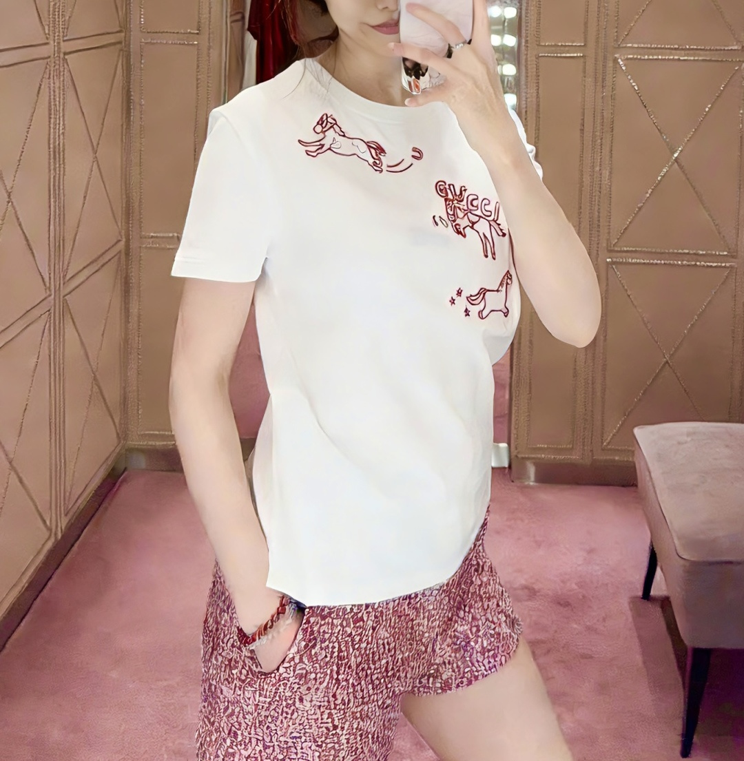🐎 马年专属限定｜Gucc♡²⁶春夏新款 生肖系列短袖T恤 红金刺绣线条勾勒灵动小马 是马年开运的绝佳战