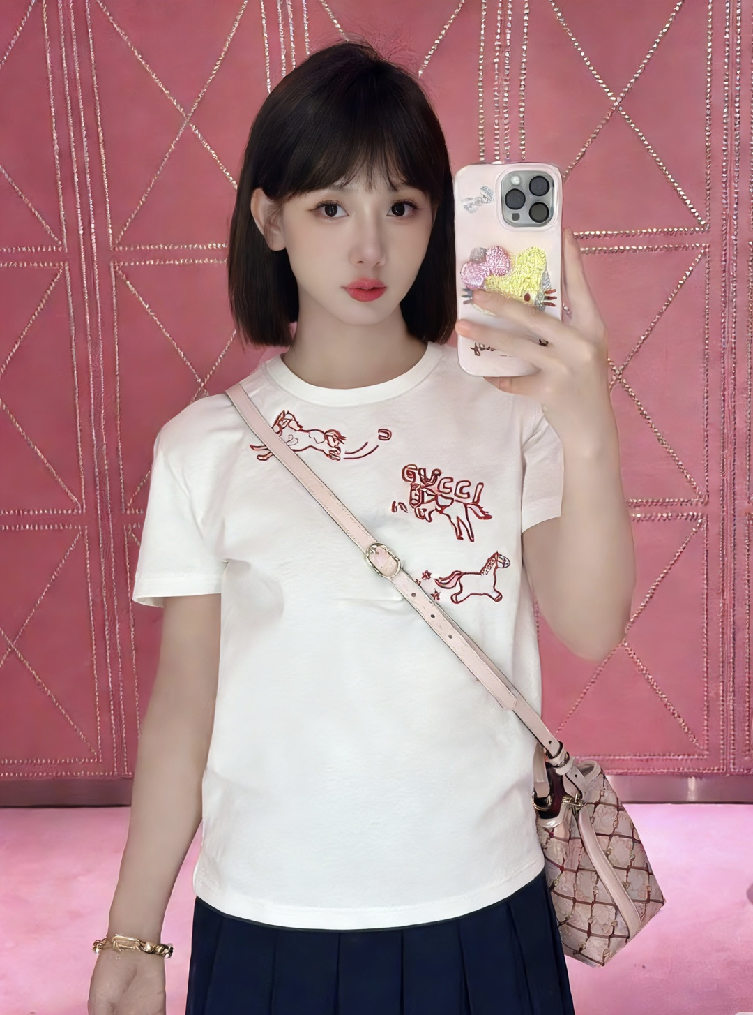 🐎 马年专属限定｜Gucc♡²⁶春夏新款 生肖系列短袖T恤 红金刺绣线条勾勒灵动小马 是马年开运的绝佳战