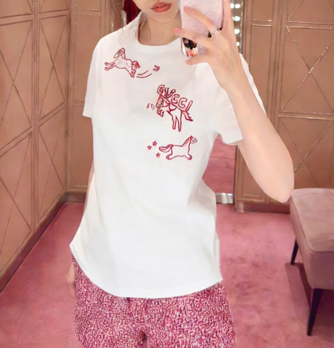🐎 马年专属限定｜Gucc♡²⁶春夏新款 生肖系列短袖T恤 红金刺绣线条勾勒灵动小马 是马年开运的绝佳战