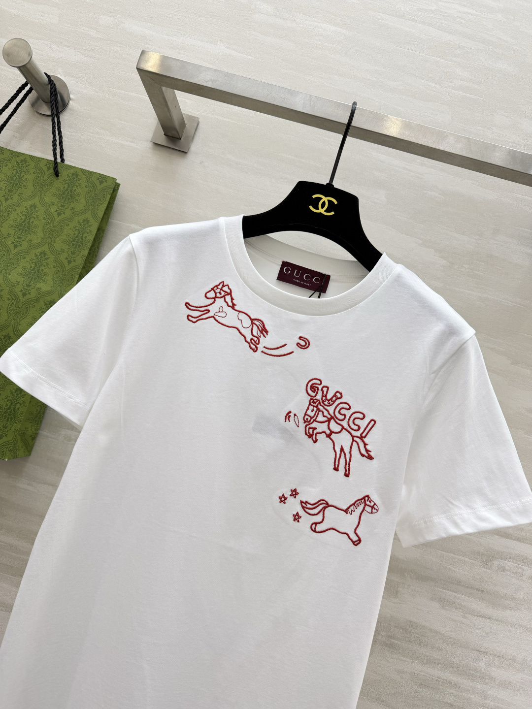 🐎 马年专属限定｜Gucc♡²⁶春夏新款 生肖系列短袖T恤 红金刺绣线条勾勒灵动小马 是马年开运的绝佳战