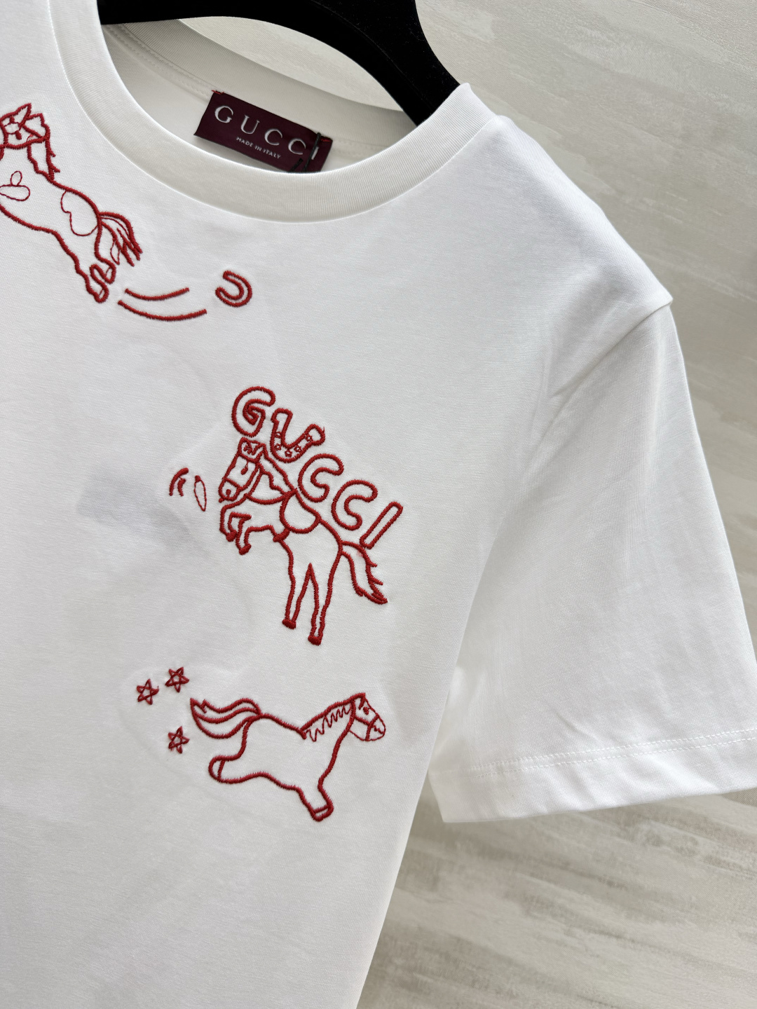 🐎 马年专属限定｜Gucc♡²⁶春夏新款 生肖系列短袖T恤 红金刺绣线条勾勒灵动小马 是马年开运的绝佳战