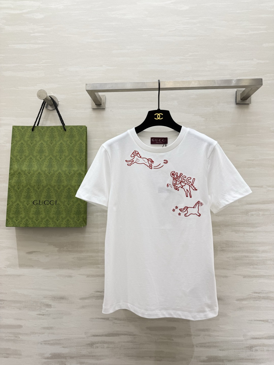 🐎 马年专属限定｜Gucc♡²⁶春夏新款 生肖系列短袖T恤 红金刺绣线条勾勒灵动小马 是马年开运的绝佳战