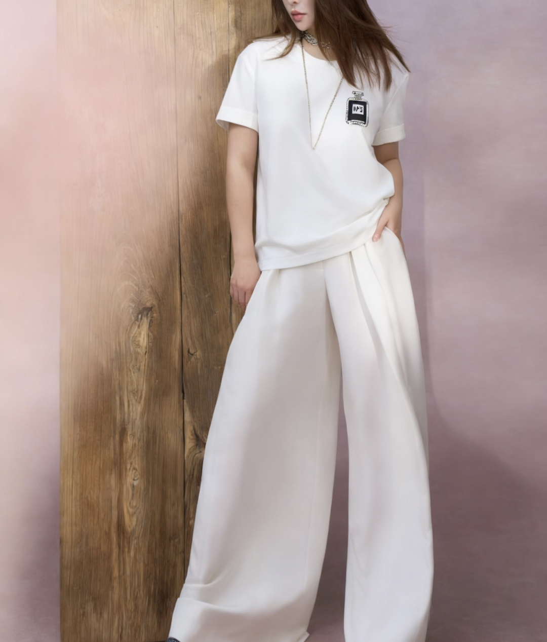 #Chane♡²⁶春夏新款 经典No⁵钉珠T恤 超级百搭王 胸口的N°5香水瓶图案精致又吸睛 软乎亲肤高