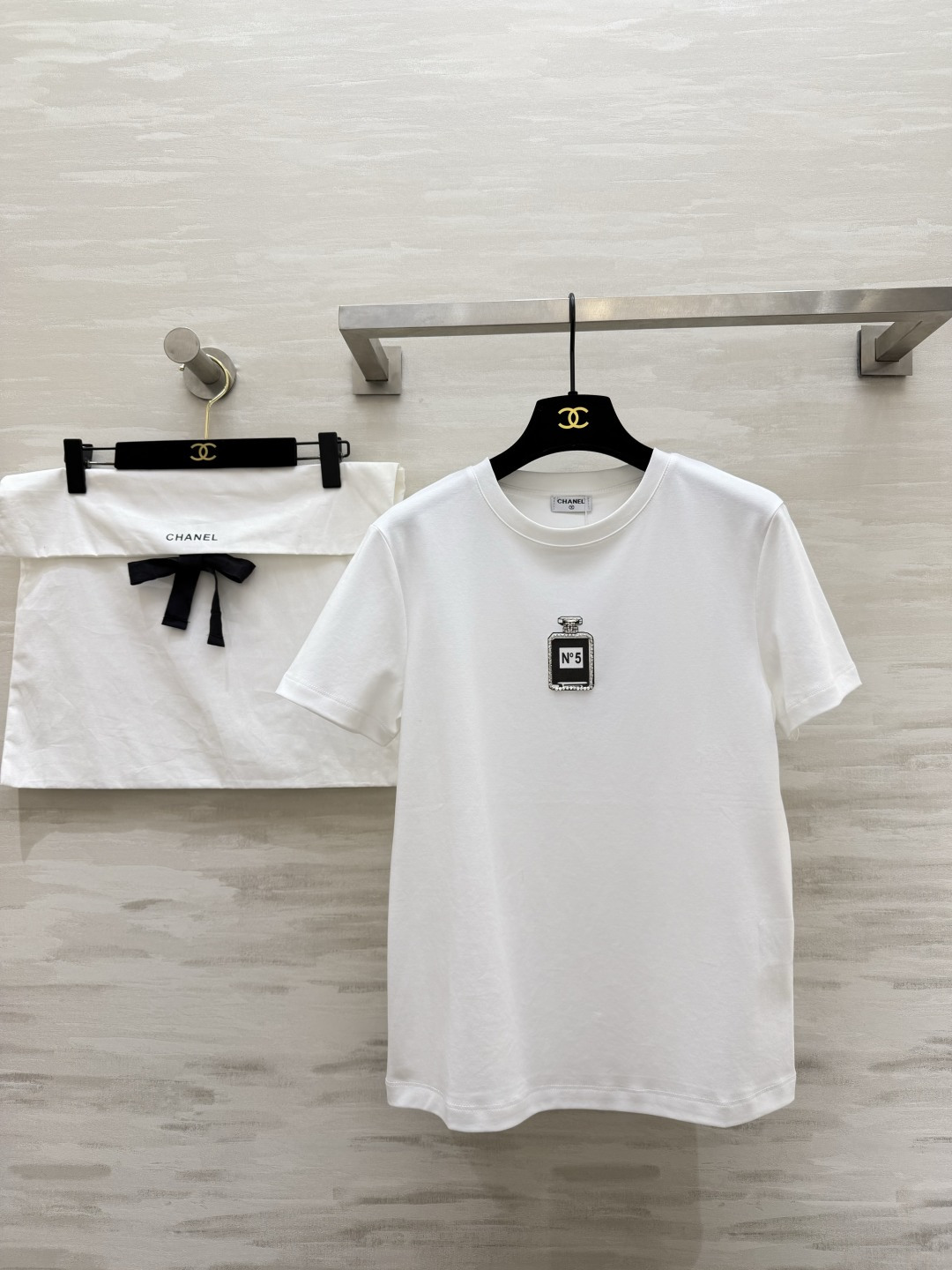 #Chane♡²⁶春夏新款 经典No⁵钉珠T恤 超级百搭王 胸口的N°5香水瓶图案精致又吸睛 软乎亲肤高