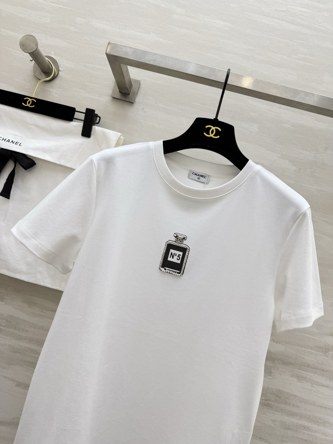 #Chane♡²⁶春夏新款 经典No⁵钉珠T恤 超级百搭王 胸口的N°5香水瓶图案精致又吸睛 软乎亲肤高