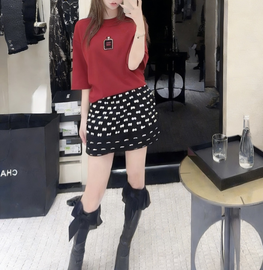 #Chane♡²⁶春夏新款 经典No⁵钉珠T恤 超级百搭王 胸口的N°5香水瓶图案精致又吸睛 软乎亲肤高