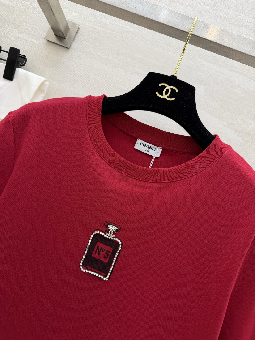 #Chane♡²⁶春夏新款 经典No⁵钉珠T恤 超级百搭王 胸口的N°5香水瓶图案精致又吸睛 软乎亲肤高
