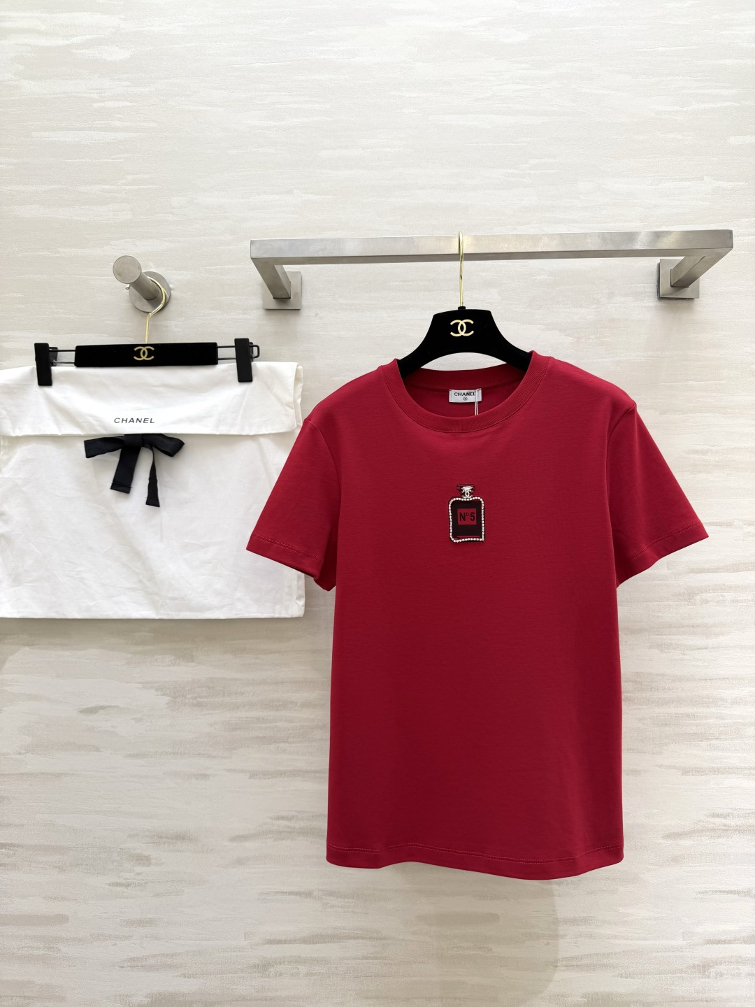 #Chane♡²⁶春夏新款 经典No⁵钉珠T恤 超级百搭王 胸口的N°5香水瓶图案精致又吸睛 软乎亲肤高