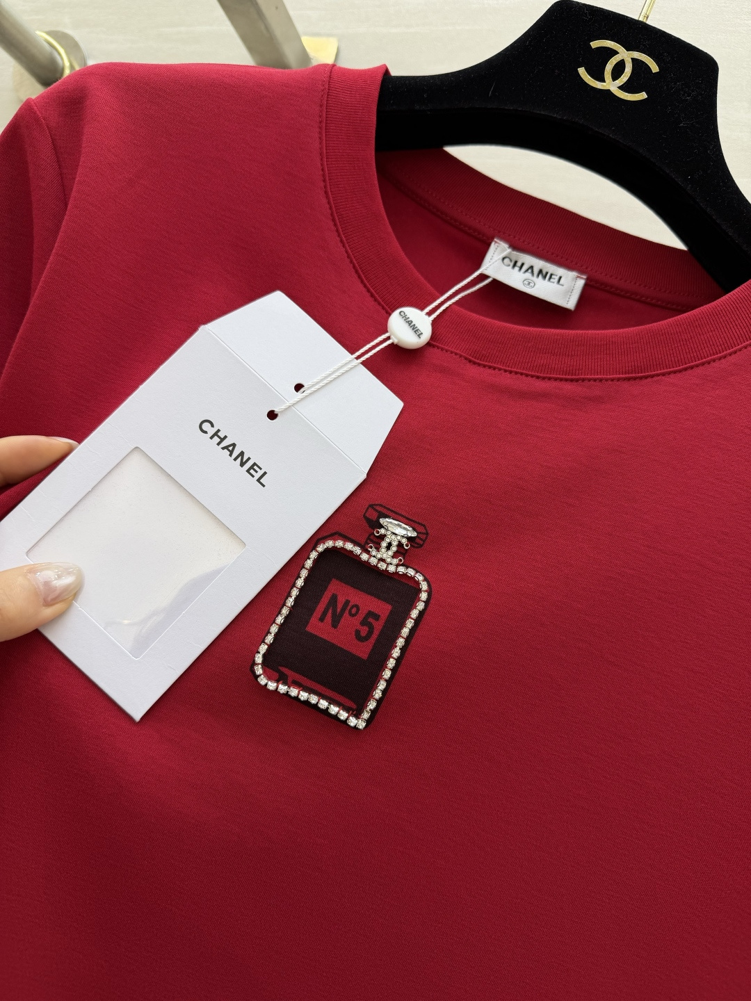 #Chane♡²⁶春夏新款 经典No⁵钉珠T恤 超级百搭王 胸口的N°5香水瓶图案精致又吸睛 软乎亲肤高