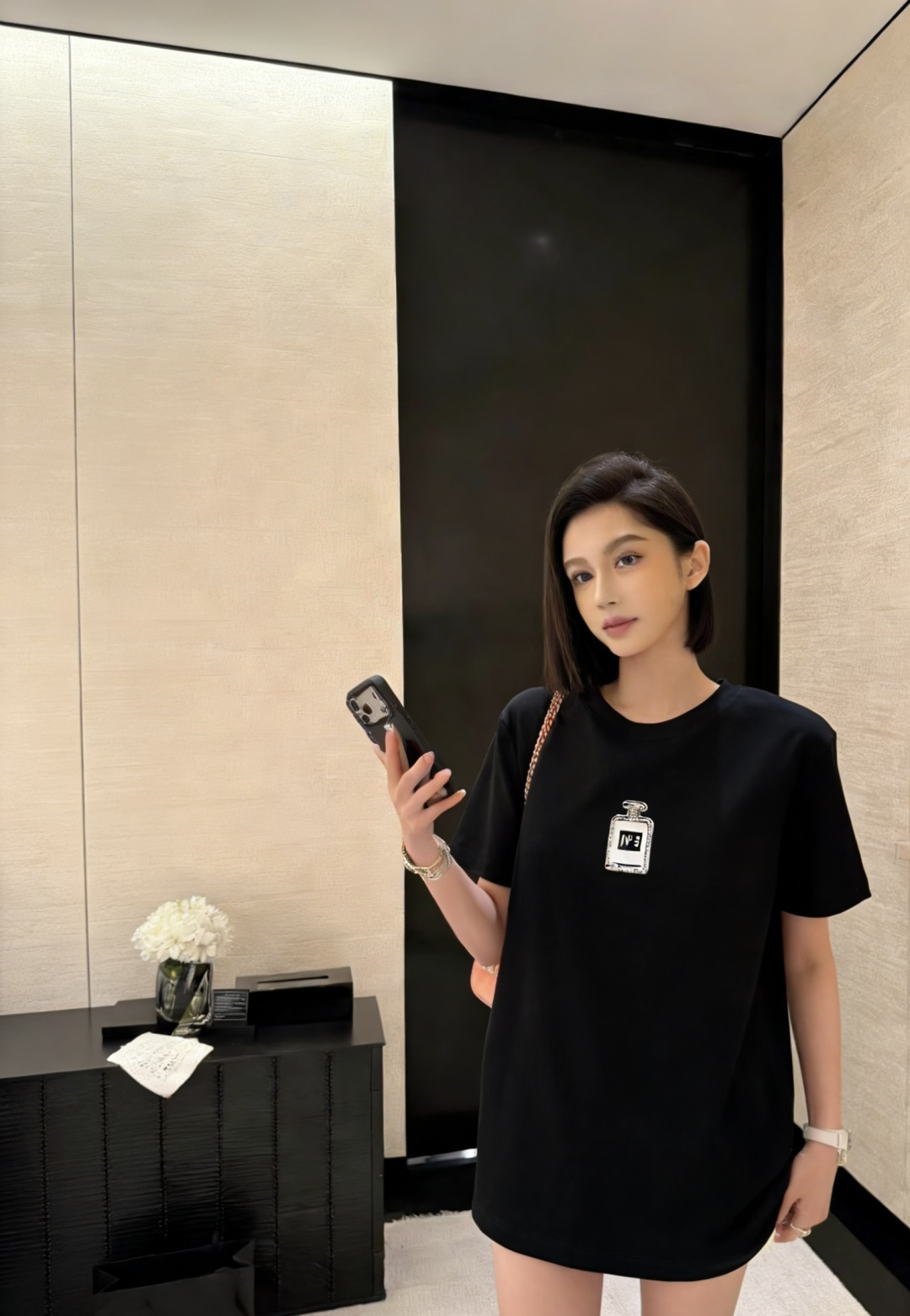 #Chane♡²⁶春夏新款 经典No⁵钉珠T恤 超级百搭王 胸口的N°5香水瓶图案精致又吸睛 软乎亲肤高