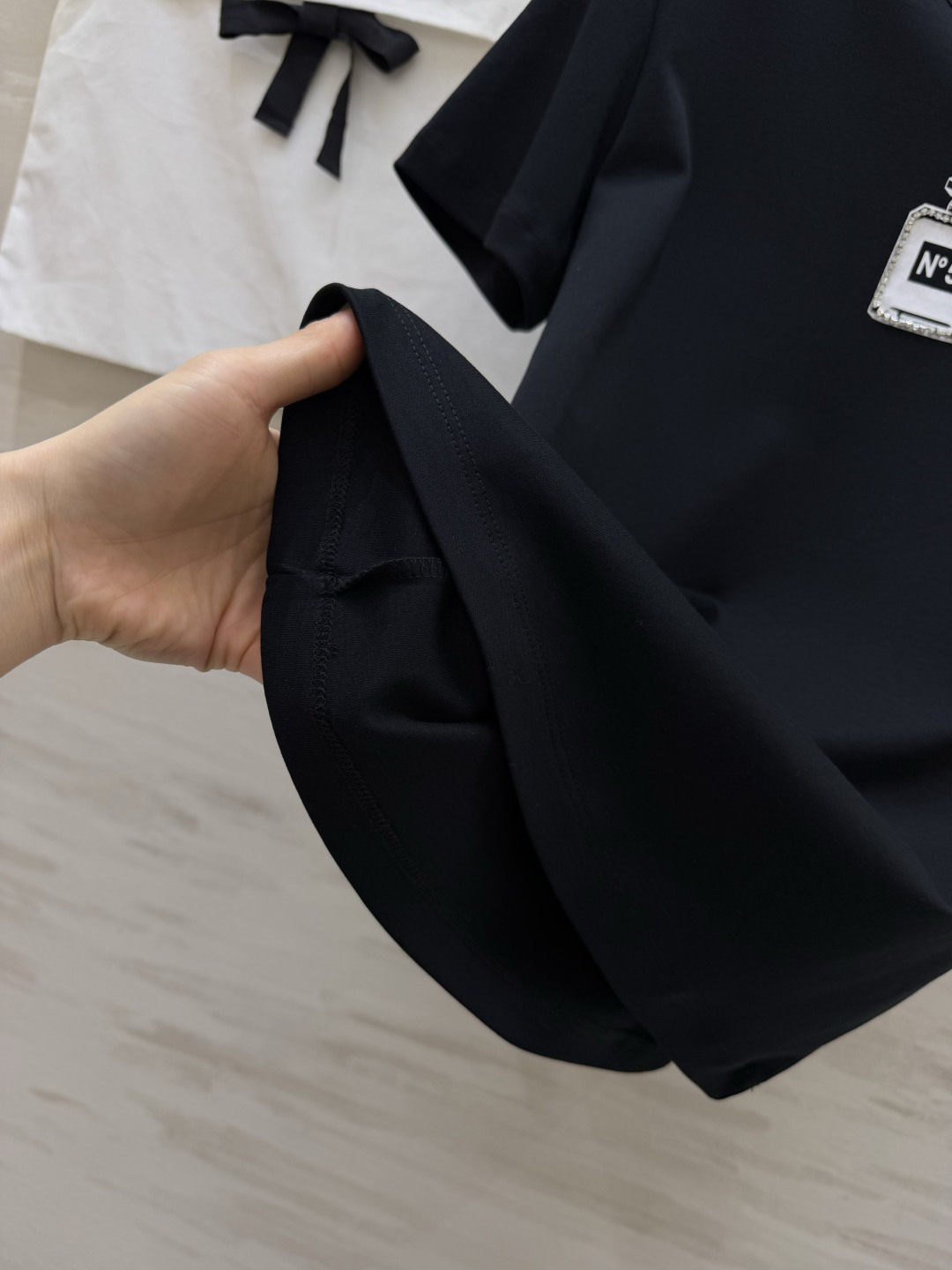 #Chane♡²⁶春夏新款 经典No⁵钉珠T恤 超级百搭王 胸口的N°5香水瓶图案精致又吸睛 软乎亲肤高