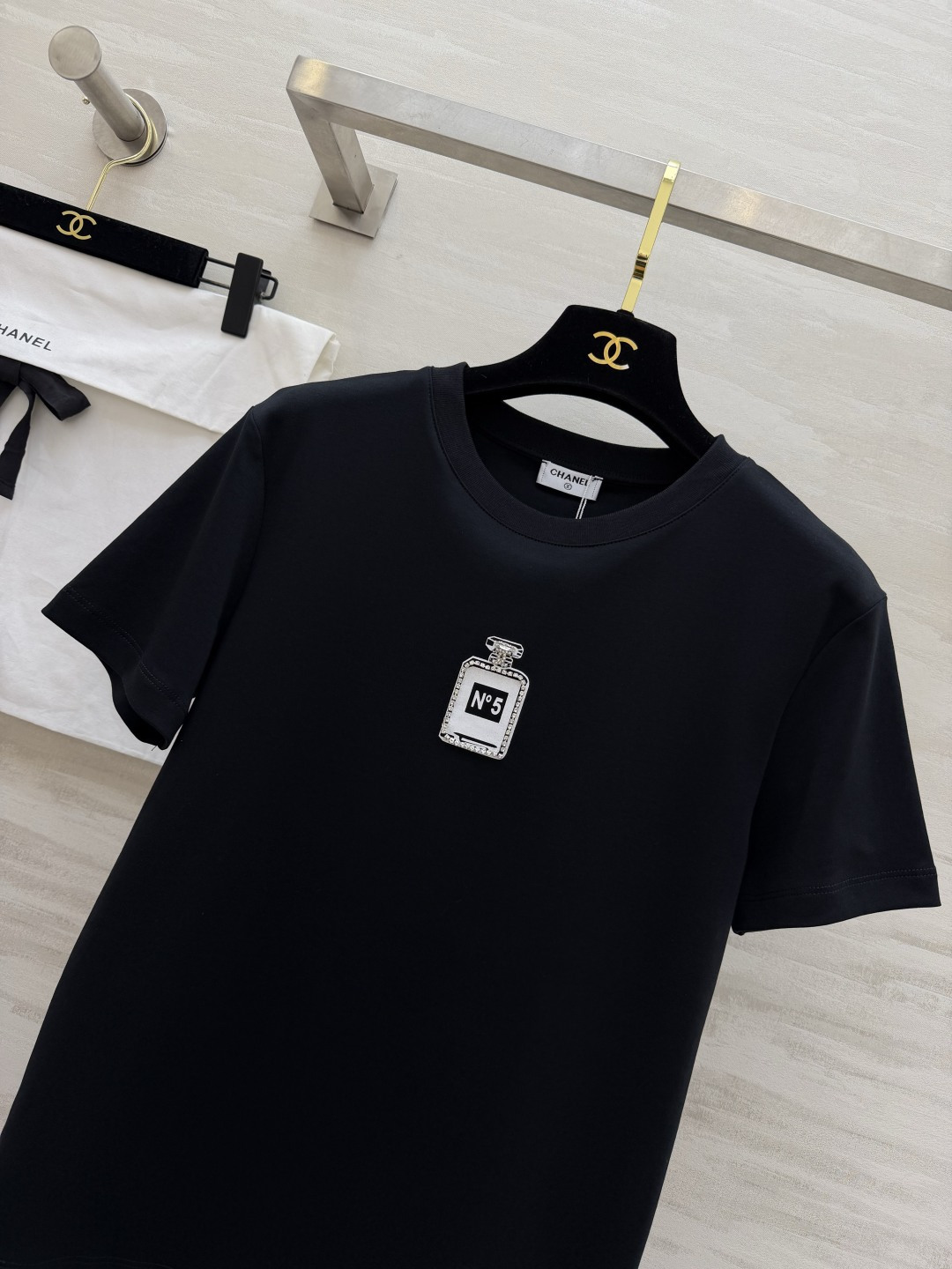 #Chane♡²⁶春夏新款 经典No⁵钉珠T恤 超级百搭王 胸口的N°5香水瓶图案精致又吸睛 软乎亲肤高