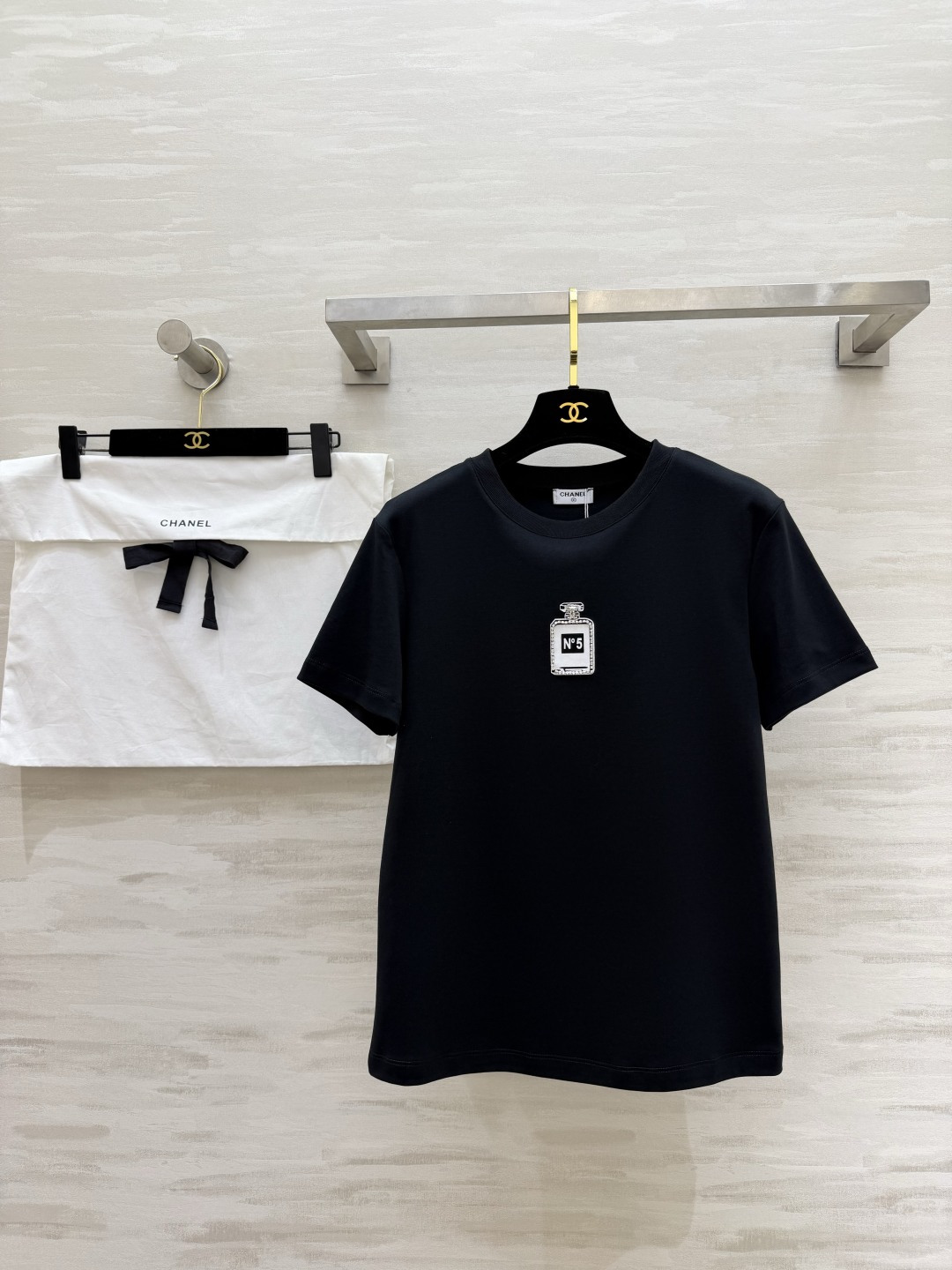 #Chane♡²⁶春夏新款 经典No⁵钉珠T恤 超级百搭王 胸口的N°5香水瓶图案精致又吸睛 软乎亲肤高