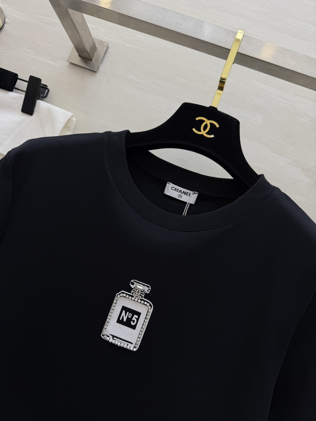#Chane♡²⁶春夏新款 经典No⁵钉珠T恤 超级百搭王 胸口的N°5香水瓶图案精致又吸睛 软乎亲肤高