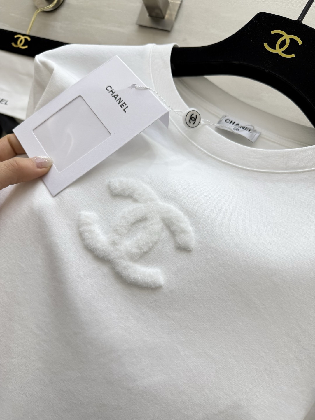 #Chane♡²⁶春夏新款 双C雪花绒刺绣🪡T恤 糯叽叽雪花绒 立体双C 高支棉亲肤舒适 高品质定制 现