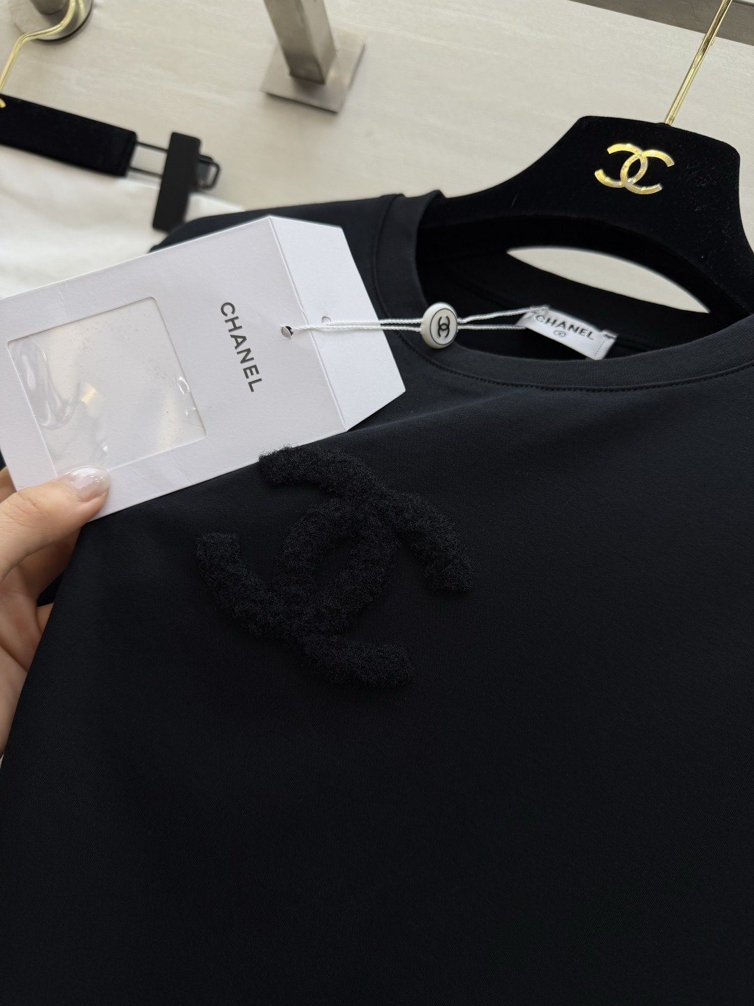 #Chane♡²⁶春夏新款 双C雪花绒刺绣🪡T恤 糯叽叽雪花绒 立体双C 高支棉亲肤舒适 高品质定制 现