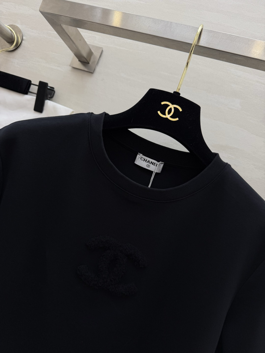 #Chane♡²⁶春夏新款 双C雪花绒刺绣🪡T恤 糯叽叽雪花绒 立体双C 高支棉亲肤舒适 高品质定制 现
