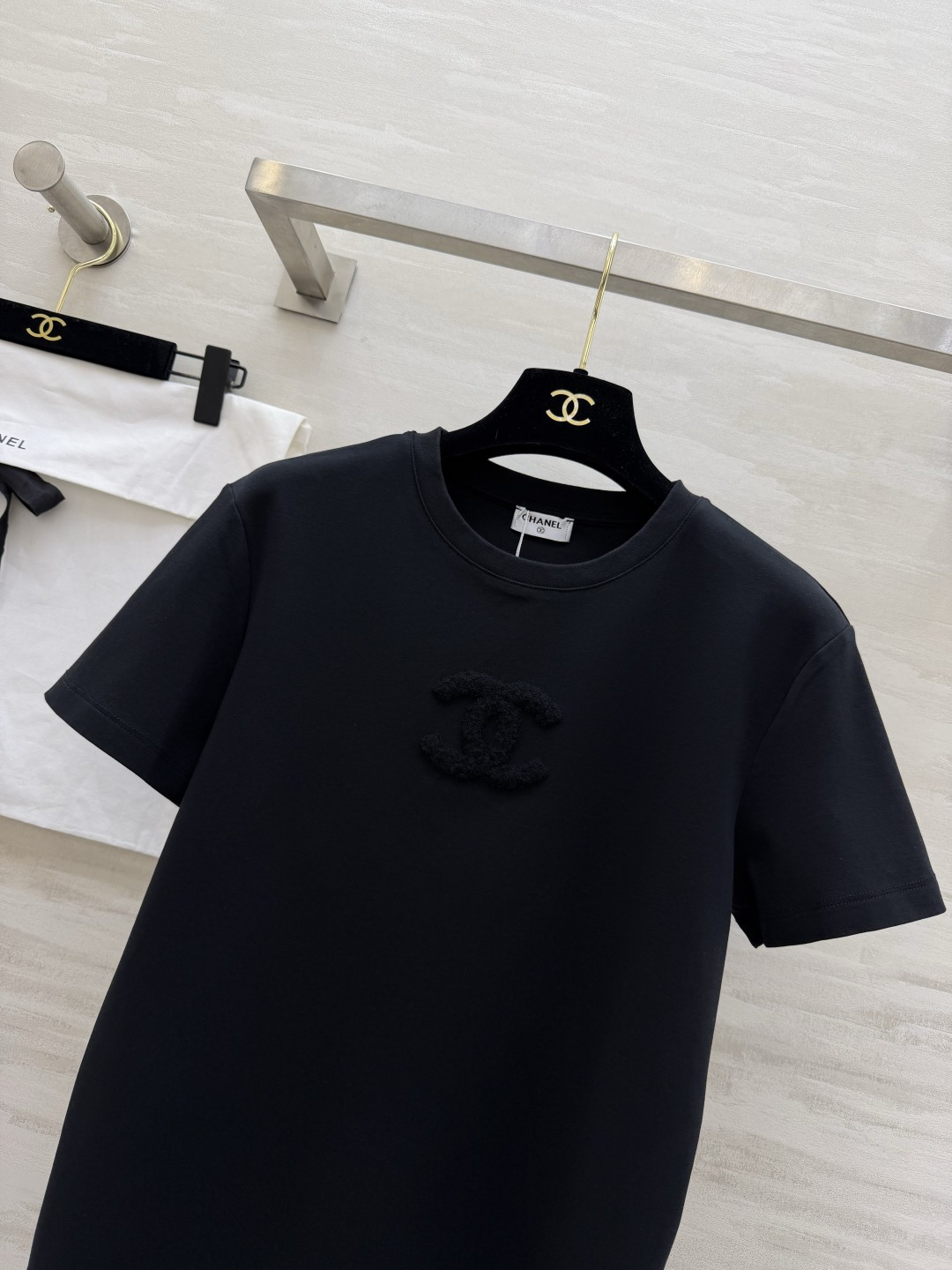 #Chane♡²⁶春夏新款 双C雪花绒刺绣🪡T恤 糯叽叽雪花绒 立体双C 高支棉亲肤舒适 高品质定制 现