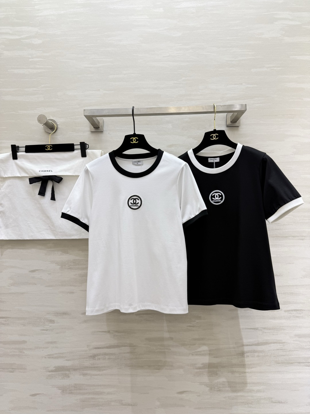 🔥王炸款 Chane♡黑白撞边双C T恤✅经典黑白配色永不过时✅高支棉面料透气亲肤✅刺绣钉珠质感拉满✅宽
