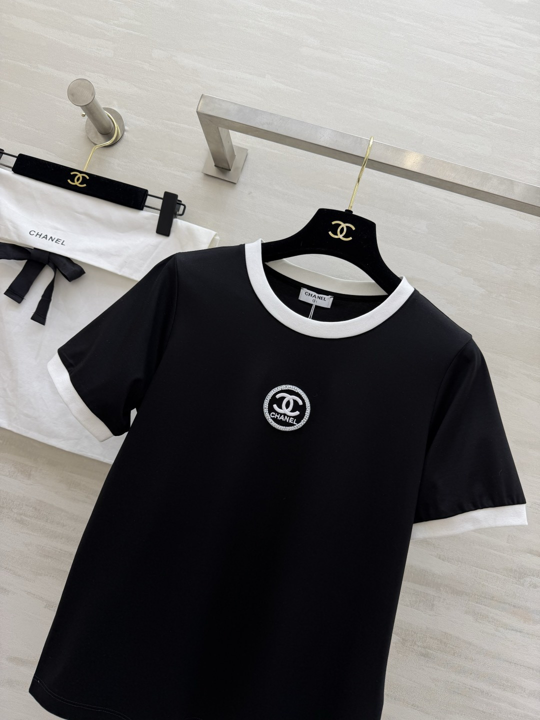 🔥王炸款 Chane♡黑白撞边双C T恤✅经典黑白配色永不过时✅高支棉面料透气亲肤✅刺绣钉珠质感拉满✅宽