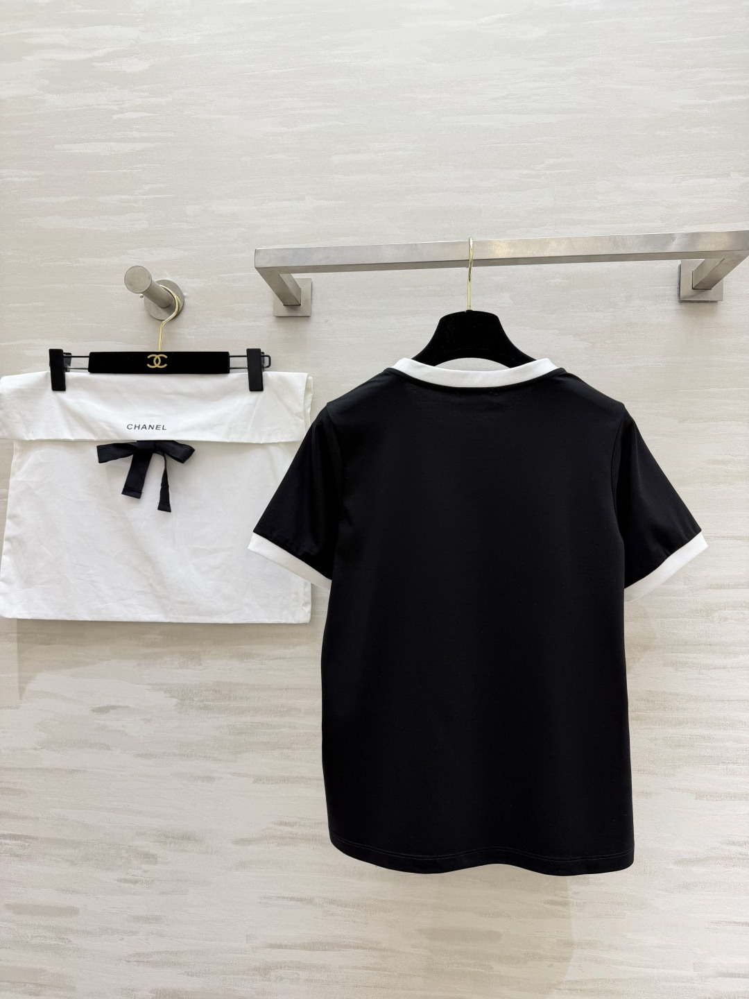 🔥王炸款 Chane♡黑白撞边双C T恤✅经典黑白配色永不过时✅高支棉面料透气亲肤✅刺绣钉珠质感拉满✅宽