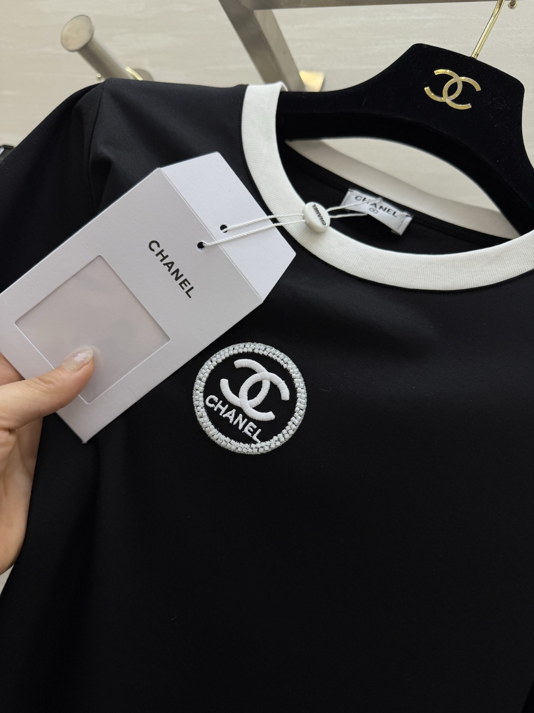🔥王炸款 Chane♡黑白撞边双C T恤✅经典黑白配色永不过时✅高支棉面料透气亲肤✅刺绣钉珠质感拉满✅宽