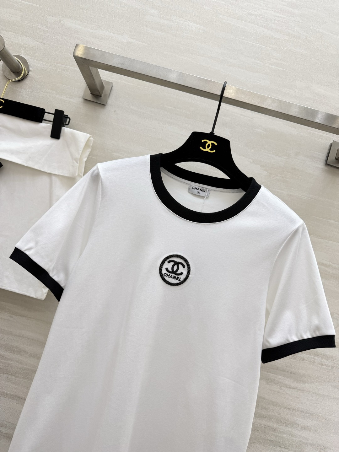 🔥王炸款 Chane♡黑白撞边双C T恤✅经典黑白配色永不过时✅高支棉面料透气亲肤✅刺绣钉珠质感拉满✅宽