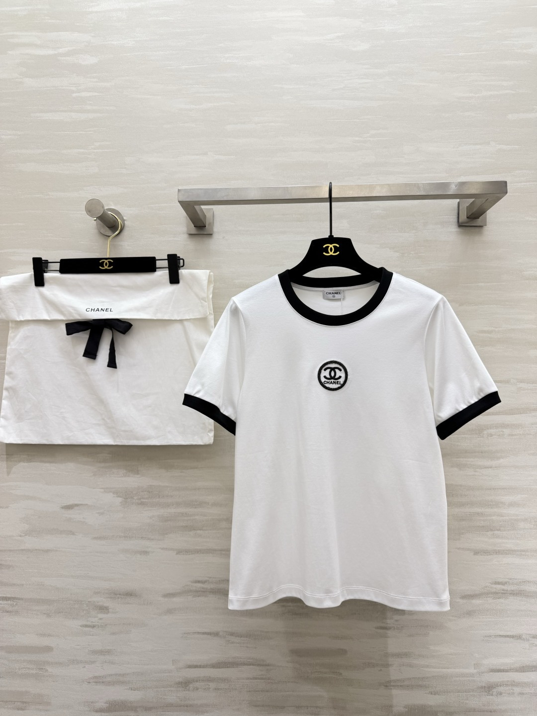 🔥王炸款 Chane♡黑白撞边双C T恤✅经典黑白配色永不过时✅高支棉面料透气亲肤✅刺绣钉珠质感拉满✅宽