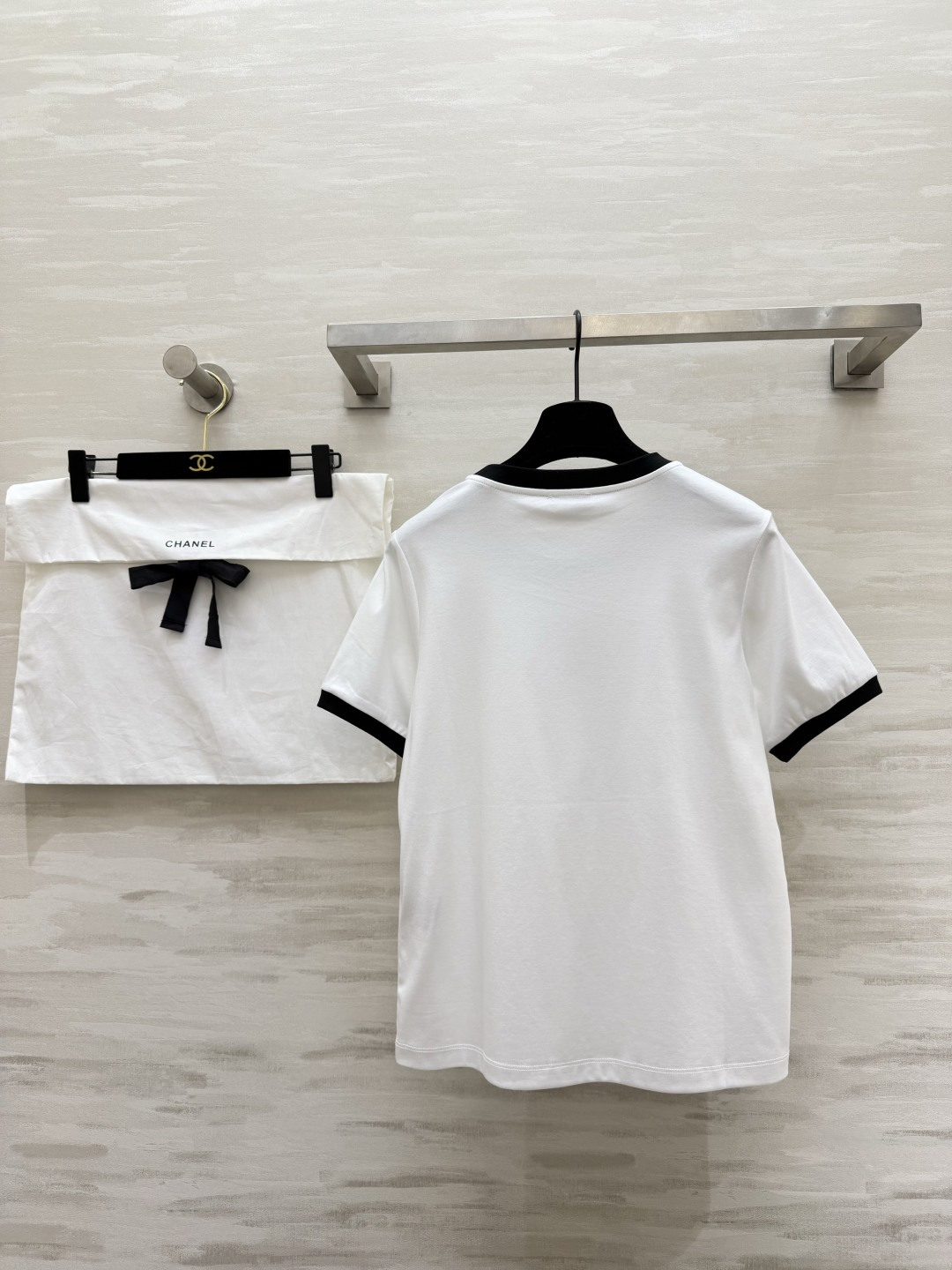 🔥王炸款 Chane♡黑白撞边双C T恤✅经典黑白配色永不过时✅高支棉面料透气亲肤✅刺绣钉珠质感拉满✅宽