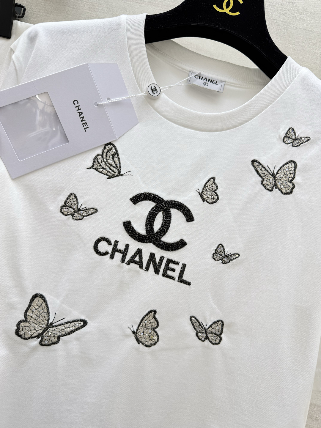 #Chane♡²⁶春夏新款 限定银蝶刺绣钉珠T恤 双C刺绣🪡 阳光下细闪到犯规 软乎乎高支棉透气又亲肤 