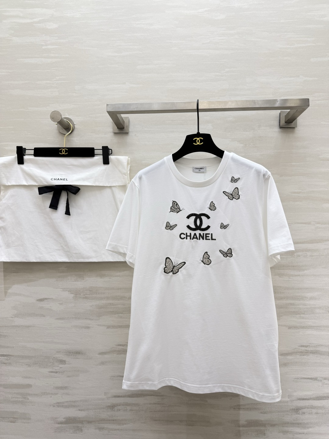 #Chane♡²⁶春夏新款 限定银蝶刺绣钉珠T恤 双C刺绣🪡 阳光下细闪到犯规 软乎乎高支棉透气又亲肤 