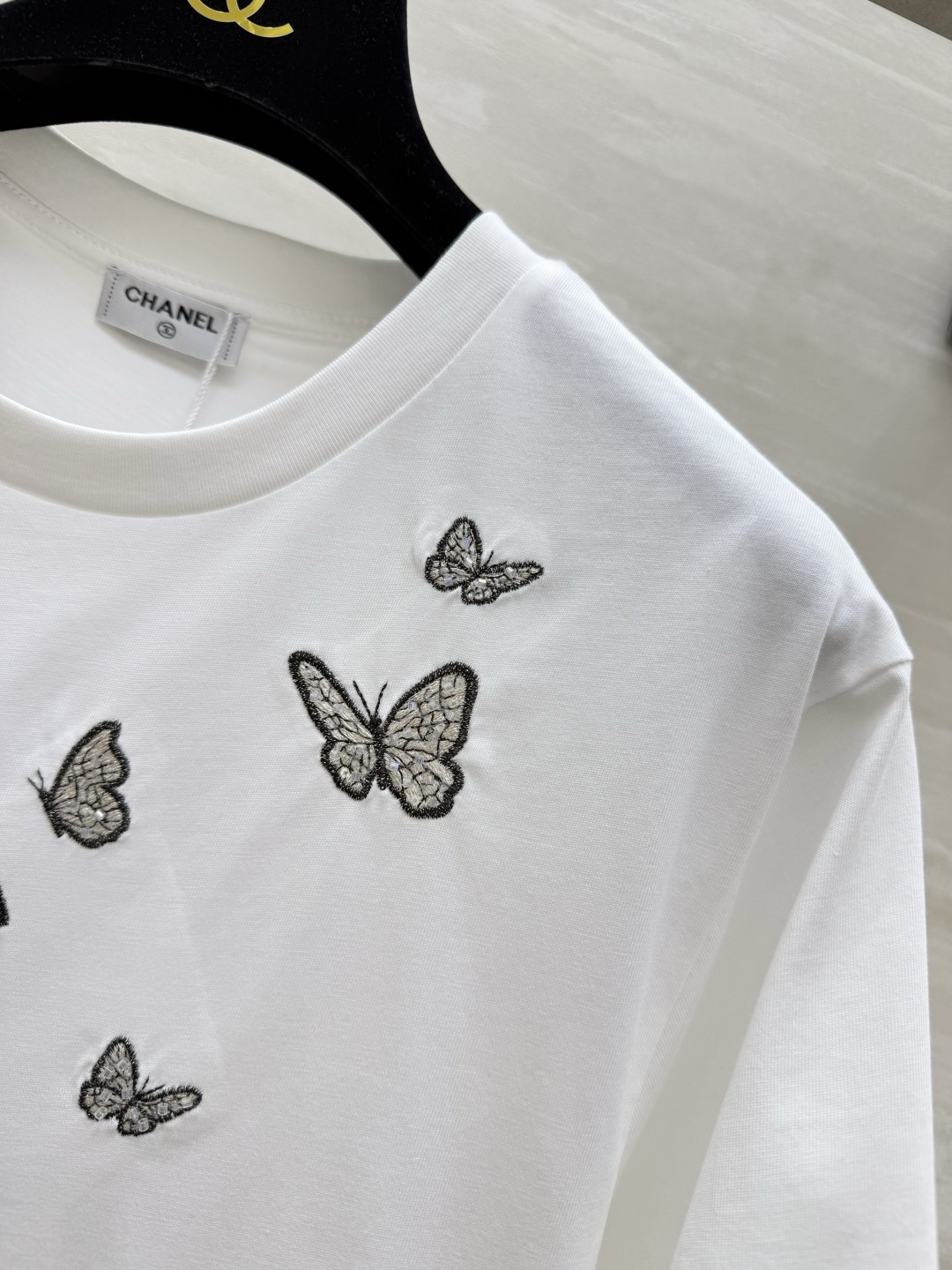 #Chane♡²⁶春夏新款 限定银蝶刺绣钉珠T恤 双C刺绣🪡 阳光下细闪到犯规 软乎乎高支棉透气又亲肤 