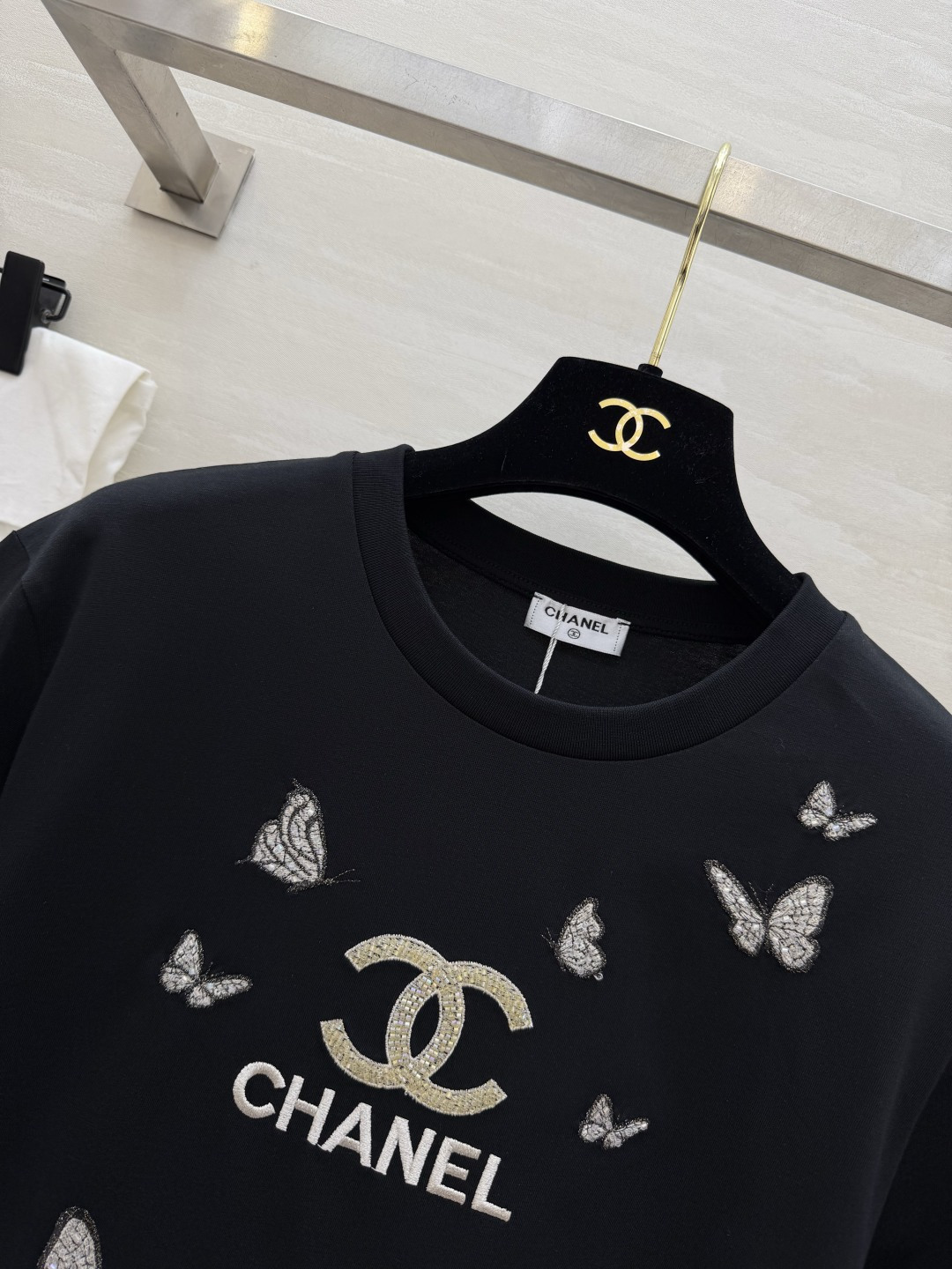 #Chane♡²⁶春夏新款 限定银蝶刺绣钉珠T恤 双C刺绣🪡 阳光下细闪到犯规 软乎乎高支棉透气又亲肤 