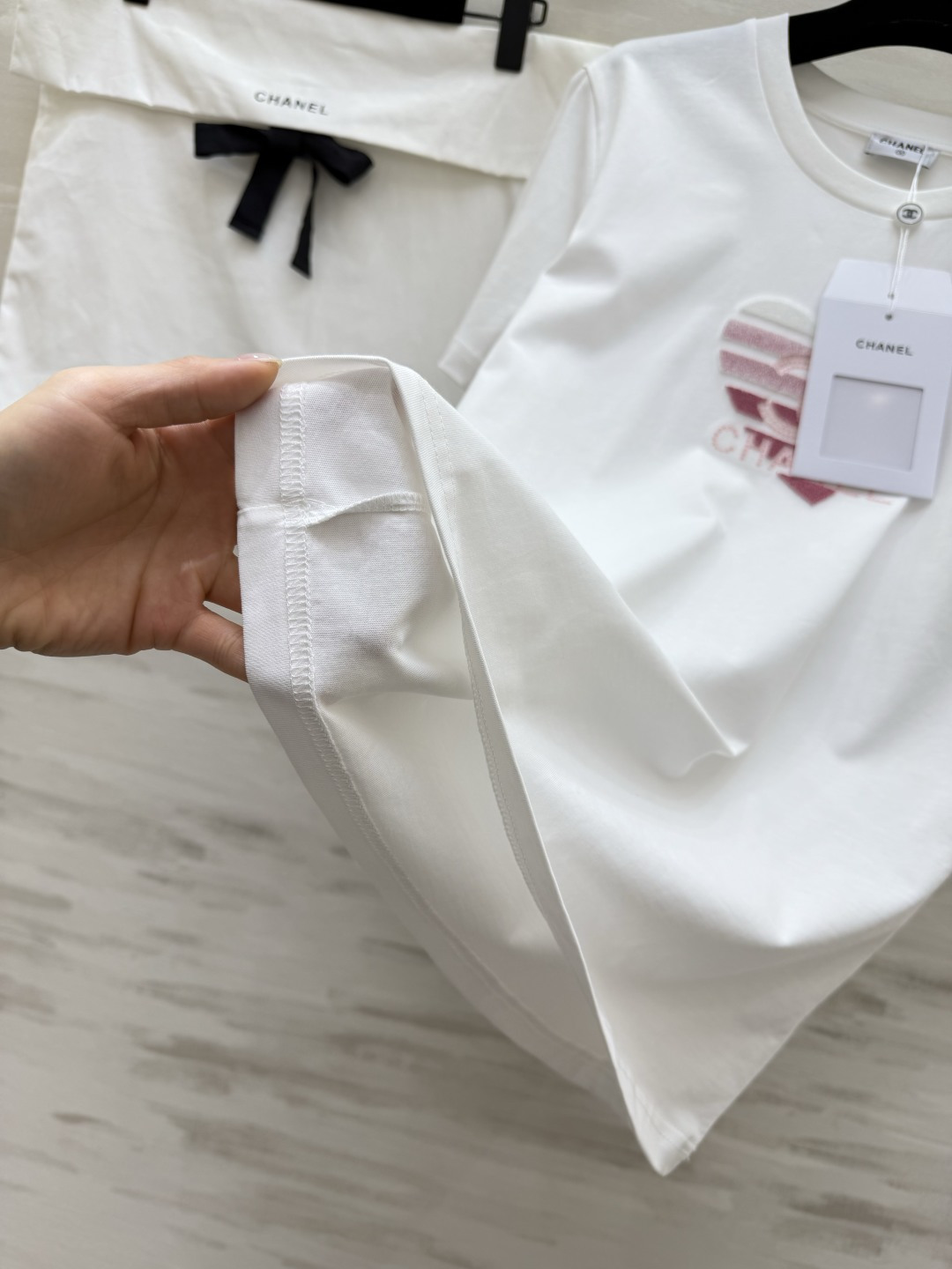 #Chane♡²⁶春夏限定T恤 重工艺字母logo柔绒立体绣爱心印花 甜酷感直接拉满 软fufu的高支棉