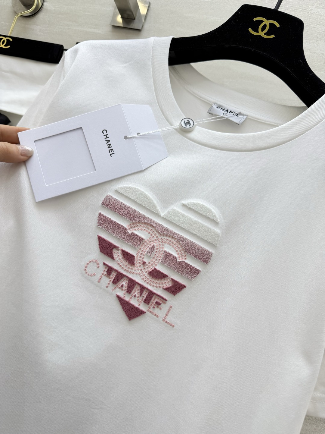 #Chane♡²⁶春夏限定T恤 重工艺字母logo柔绒立体绣爱心印花 甜酷感直接拉满 软fufu的高支棉