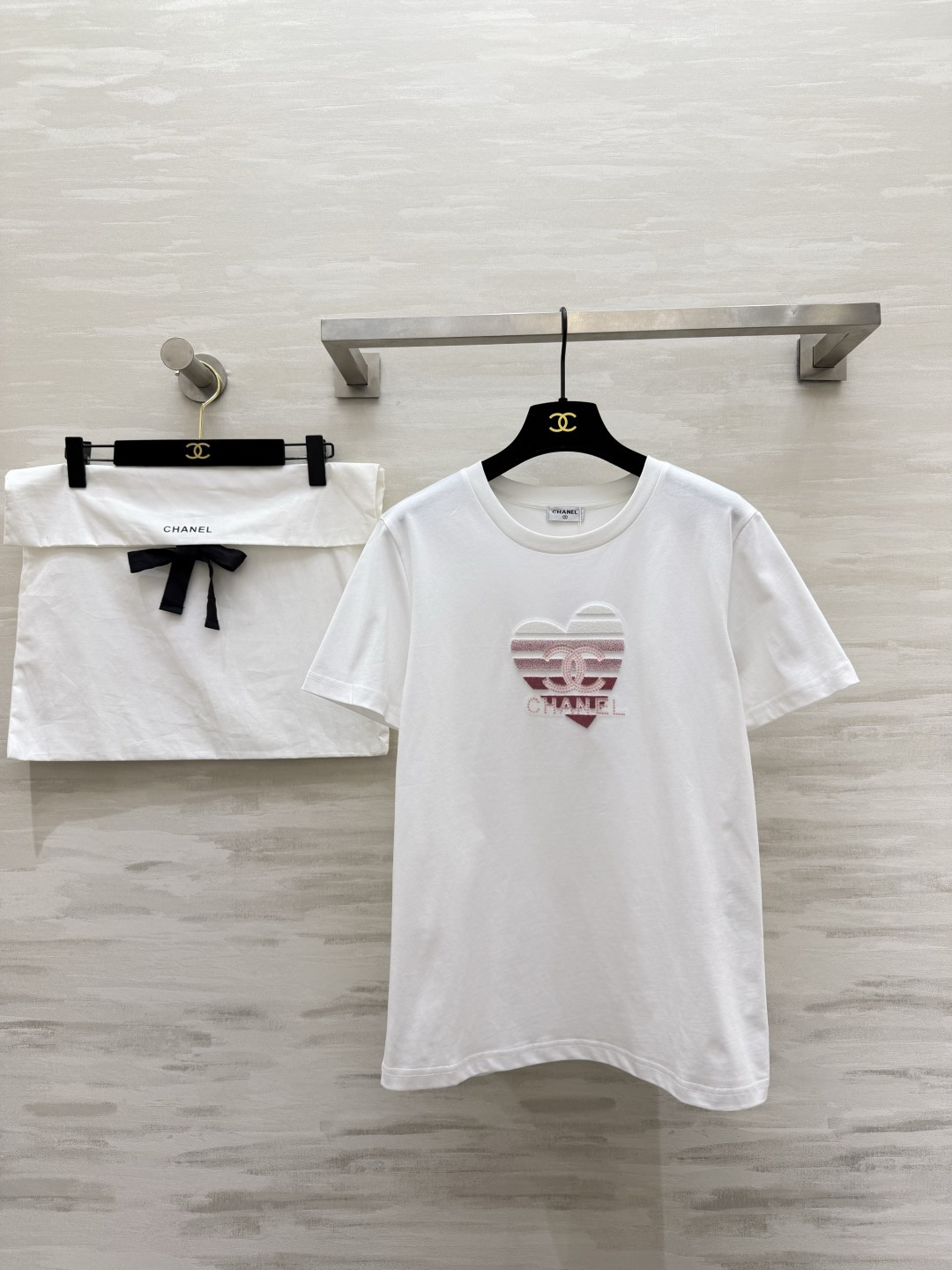 #Chane♡²⁶春夏限定T恤 重工艺字母logo柔绒立体绣爱心印花 甜酷感直接拉满 软fufu的高支棉