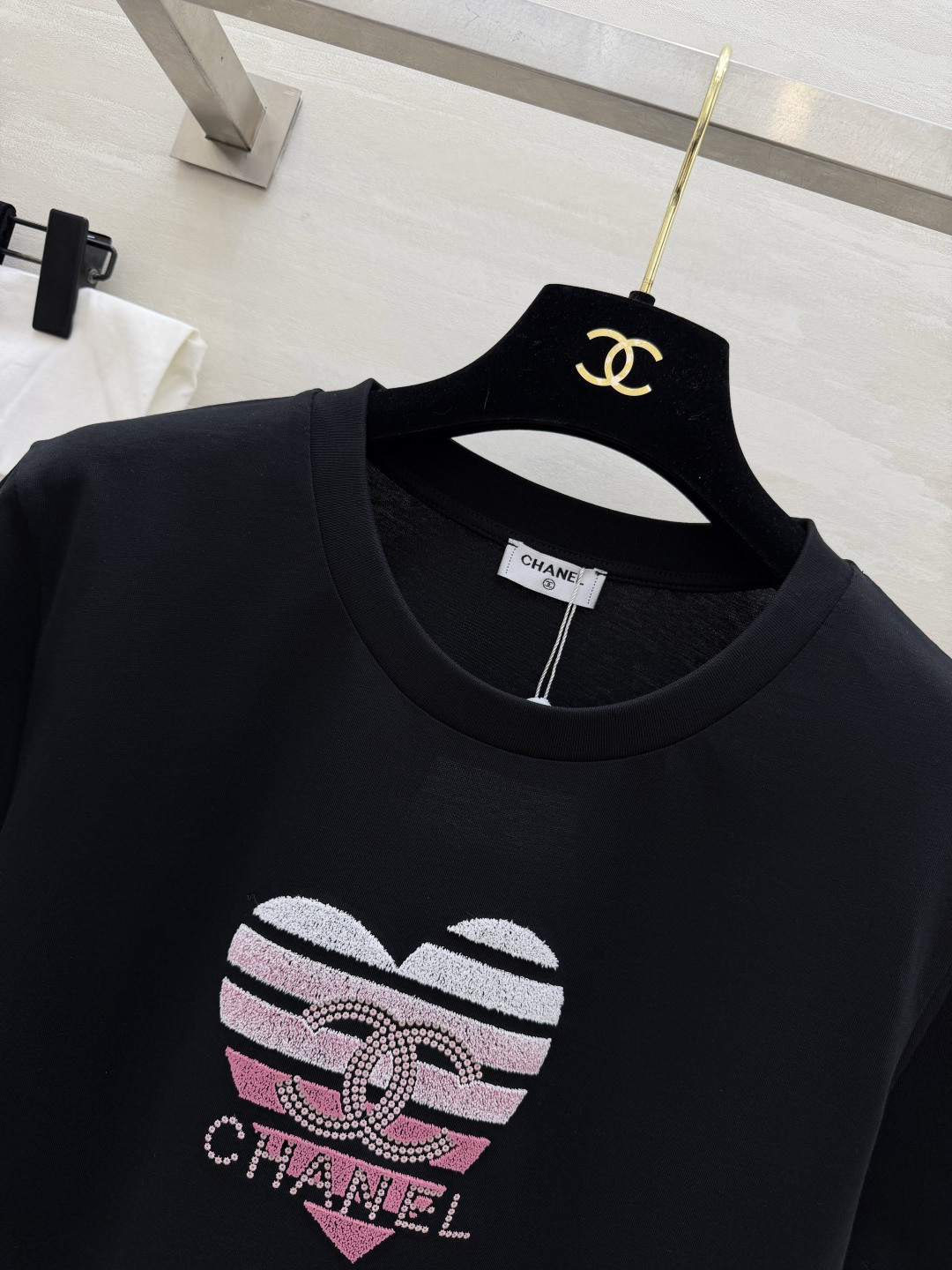 #Chane♡²⁶春夏限定 重工艺字母logo柔绒立体绣爱心印花 甜酷感直接拉满 软fufu的高支棉透气