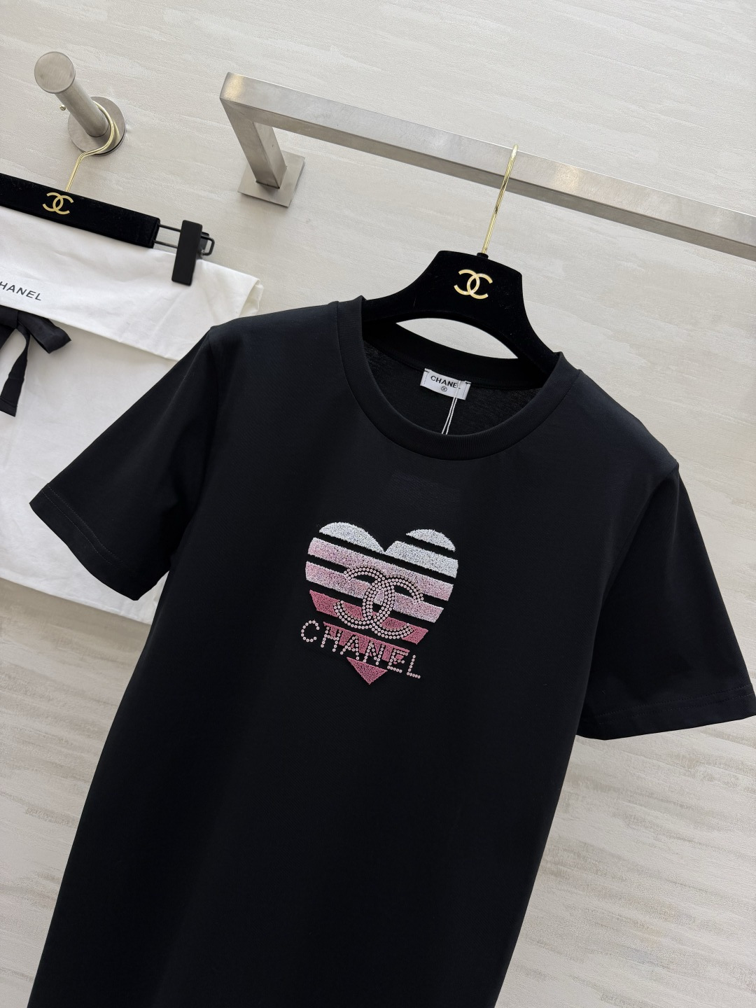 #Chane♡²⁶春夏限定 重工艺字母logo柔绒立体绣爱心印花 甜酷感直接拉满 软fufu的高支棉透气