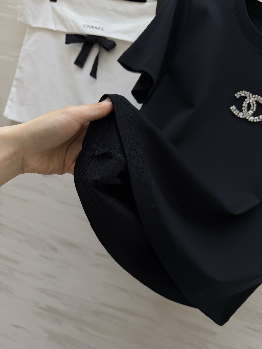 #Chane♡²⁶把优雅穿成日常✨ 施华洛世奇钻双C标 极简版型自带松弛感 软乎乎的高支棉透气又亲肤 配