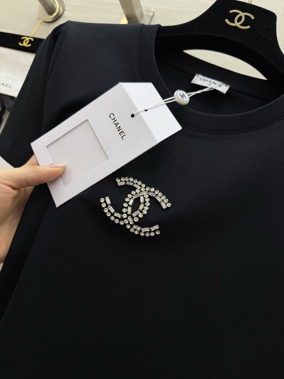 #Chane♡²⁶把优雅穿成日常✨ 施华洛世奇钻双C标 极简版型自带松弛感 软乎乎的高支棉透气又亲肤 配