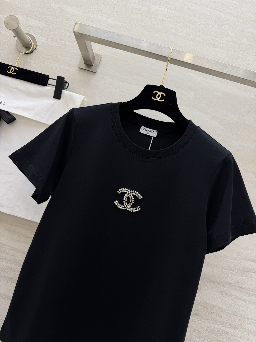 #Chane♡²⁶把优雅穿成日常✨ 施华洛世奇钻双C标 极简版型自带松弛感 软乎乎的高支棉透气又亲肤 配