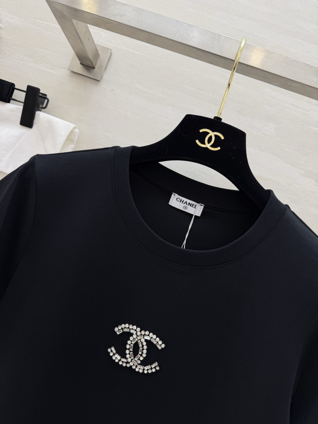 #Chane♡²⁶把优雅穿成日常✨ 施华洛世奇钻双C标 极简版型自带松弛感 软乎乎的高支棉透气又亲肤 配