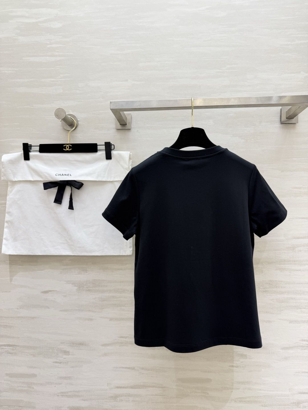 #Chane♡²⁶把优雅穿成日常✨ 施华洛世奇钻双C标 极简版型自带松弛感 软乎乎的高支棉透气又亲肤 配