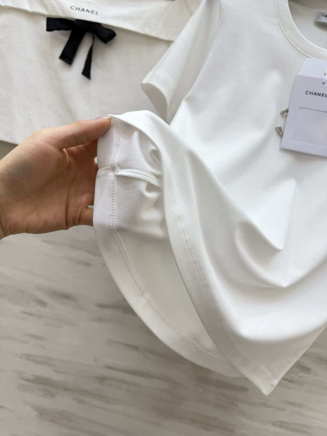 #Chane♡²⁶ 把优雅穿成日常✨ 施华洛世奇钻双C标T恤 极简版型自带松弛感 软乎乎的高支棉透气又亲