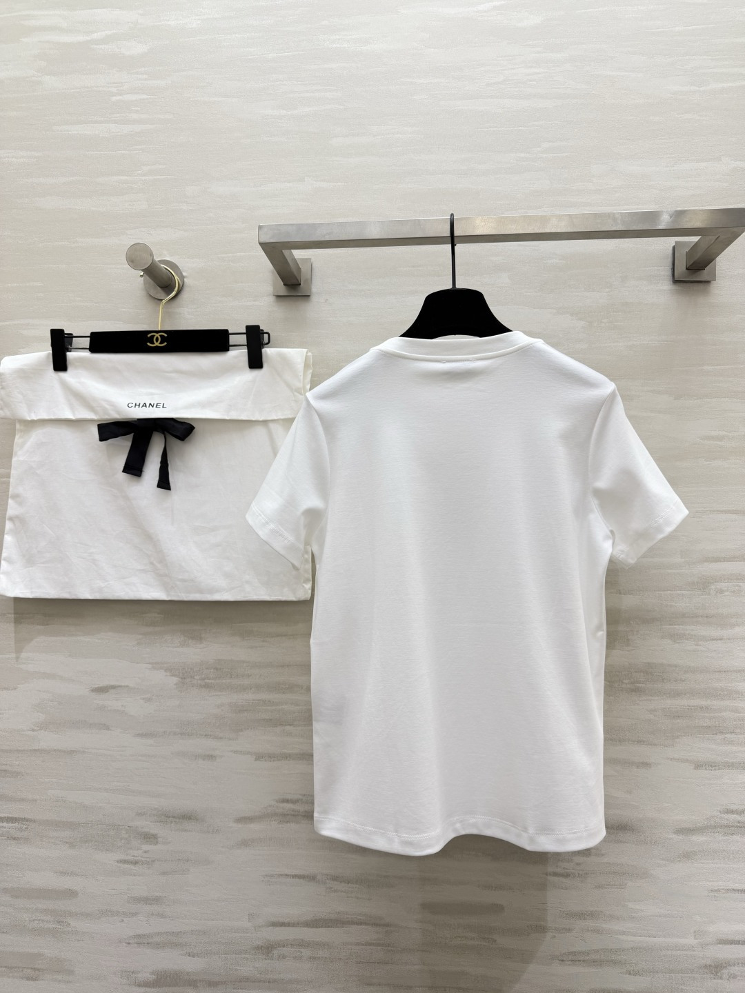 #Chane♡²⁶ 把优雅穿成日常✨ 施华洛世奇钻双C标T恤 极简版型自带松弛感 软乎乎的高支棉透气又亲