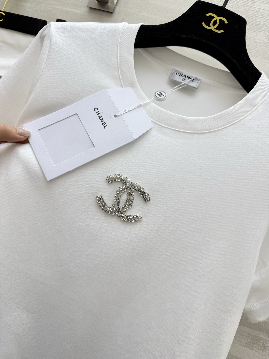 #Chane♡²⁶ 把优雅穿成日常✨ 施华洛世奇钻双C标T恤 极简版型自带松弛感 软乎乎的高支棉透气又亲