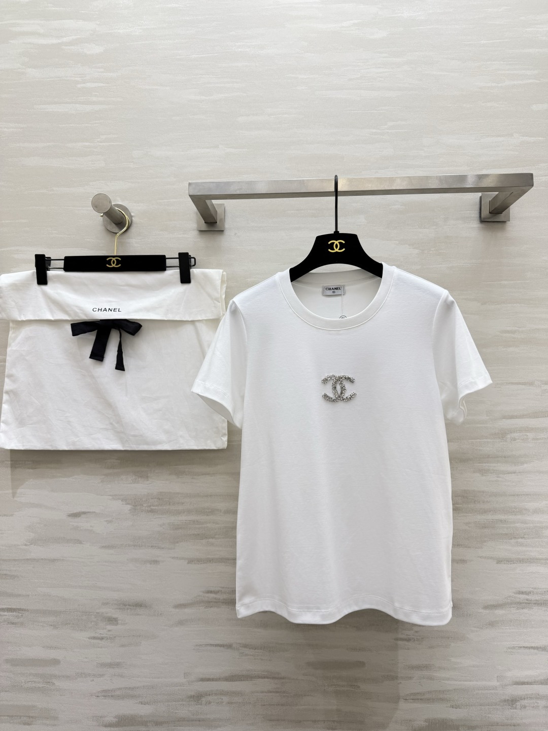 #Chane♡²⁶ 把优雅穿成日常✨ 施华洛世奇钻双C标T恤 极简版型自带松弛感 软乎乎的高支棉透气又亲